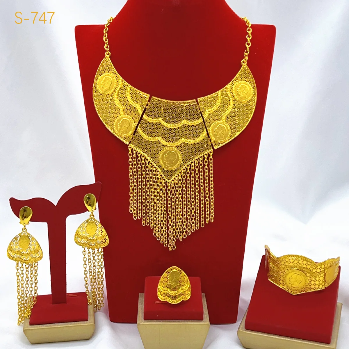 

Fashion Dubai 24K Gold Plated Customized Necklace, Earrings, Rings, Bracelets, Wedding Party Jewelry Set for Lovers DD10838