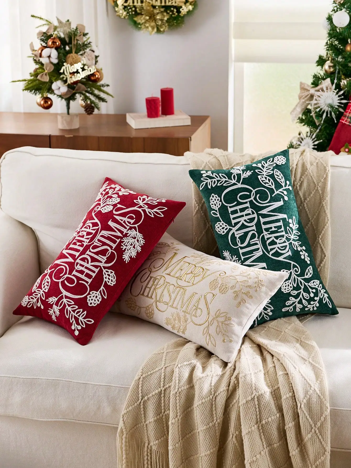 ปลอกหมอนปักลายกรวยสนสีแดงลายสุขสันต์วันคริสต์มาส 1 ชิ้น