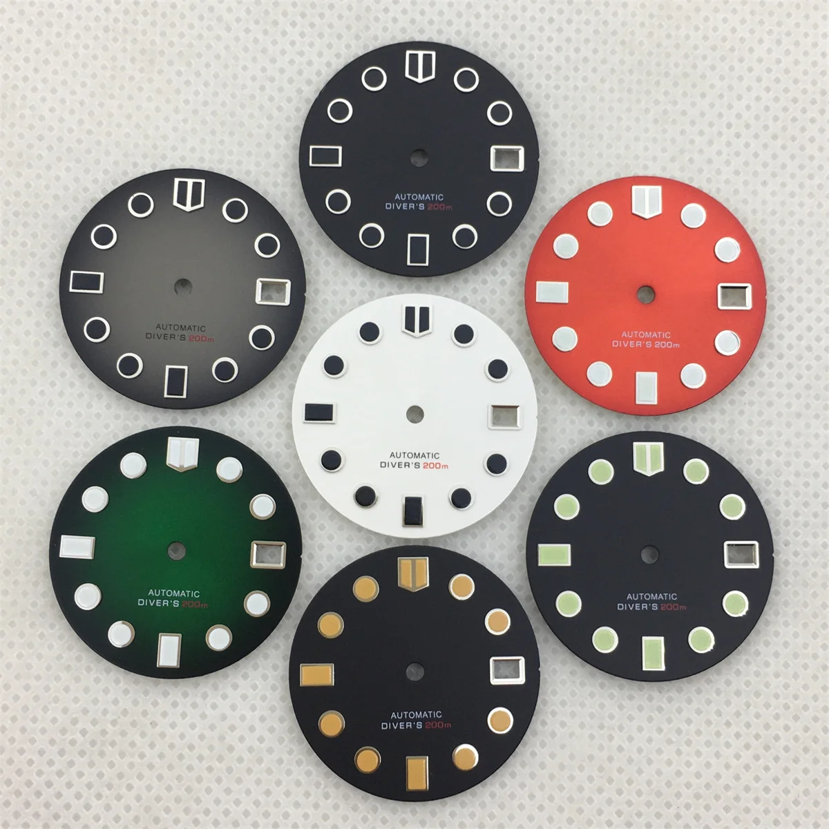 قرص ساعة 29 ملم، قرص مضيء باللونين الأسود والأبيض والأحمر والأخضر مع حركة NH35 NH36