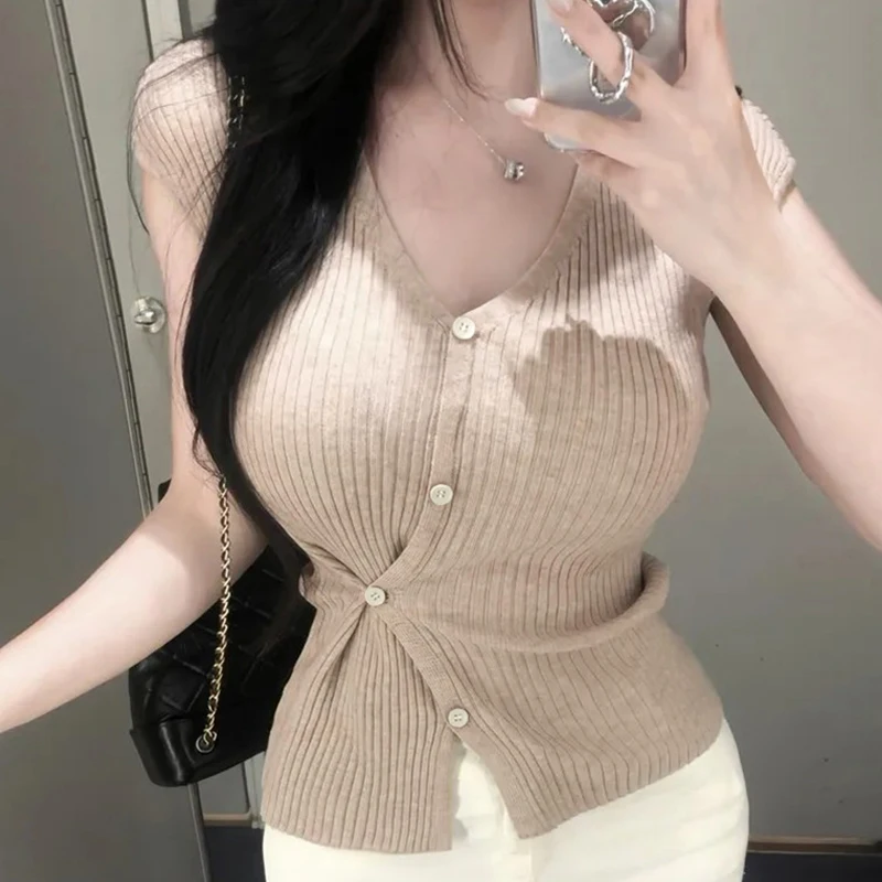

Сексуальный облегающий вязаный топ с коротким рукавом, на пуговицах, с завышенной талией, женская модная повседневная летняя блузка из мягкой полиэстеровой смеси с V-образным вырезом