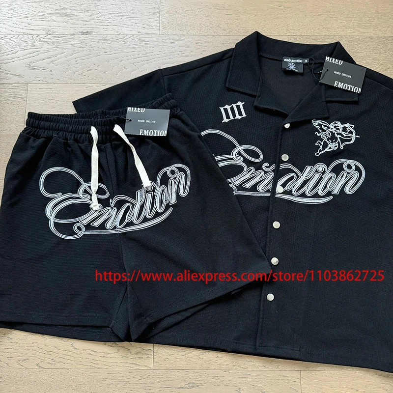 

Американская тенденция СМЕШАННАЯ ЭМОЦИЯ Рубашка с коротким рукавом Высокое качество Повседневная вышивка Вафельная ткань Рубашки поло со смешанными эмоциями