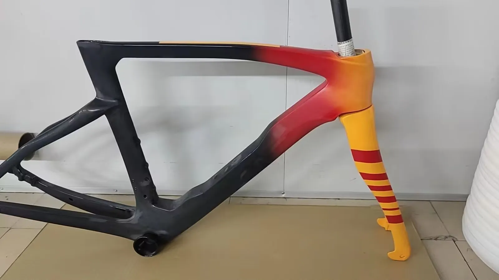 

2025 style full carbon bike frame ud t1000 black red yellow disc cycling bike frame english bsa+handlebar+seatpost 430-585mm