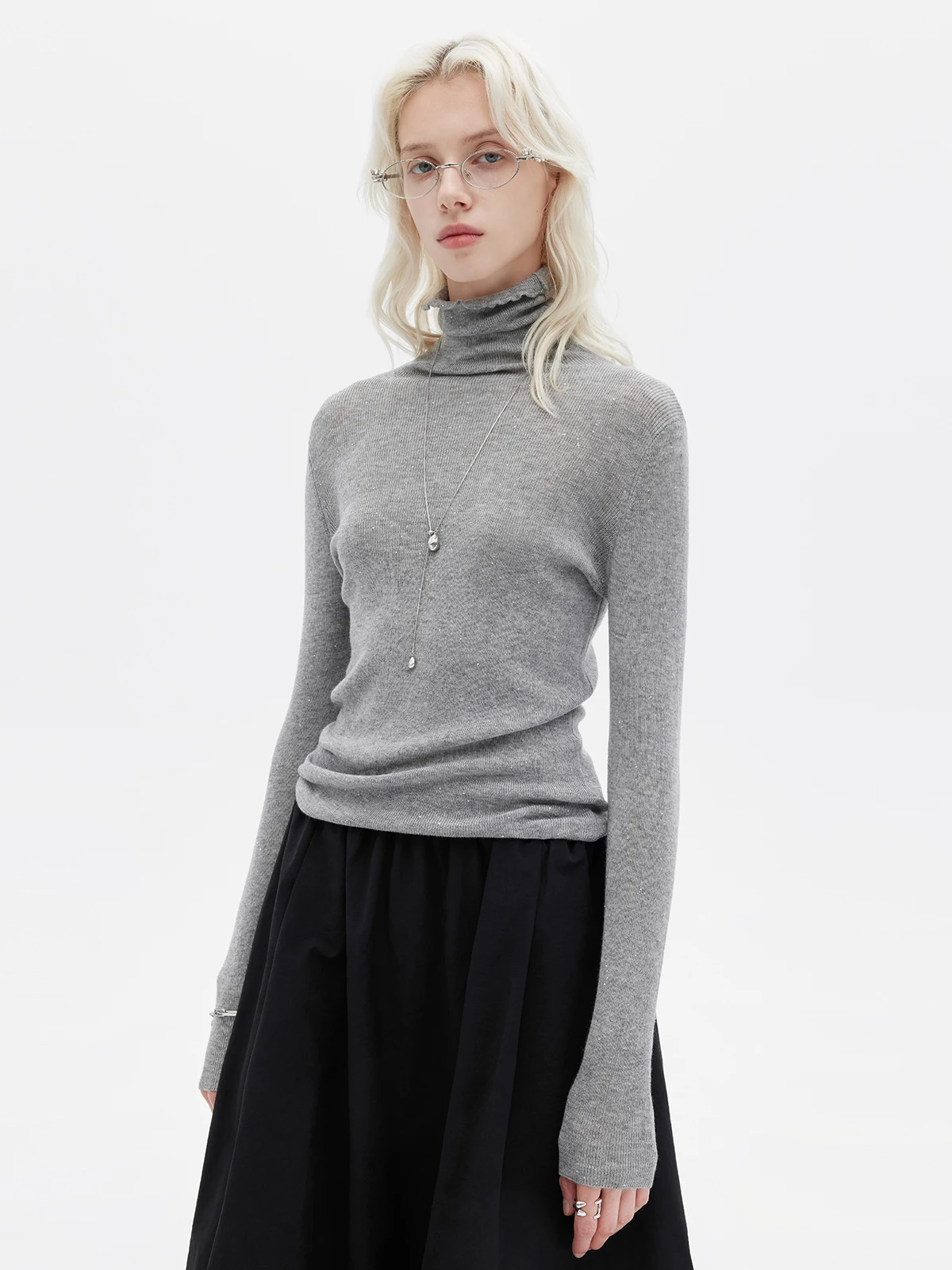 Maglione da donna nuovo primavera e autunno, maglione a collo alto da pendolarismo alla moda slim fit con paillettes grigio chiaro