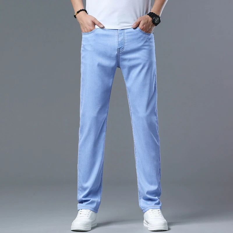 2025 Jeans elasticizzati slim azzurri da uomo nuovi estivi Lyocell stile sottile moda casual pantaloni in denim di seta di ghiaccio pantaloni di marca maschile