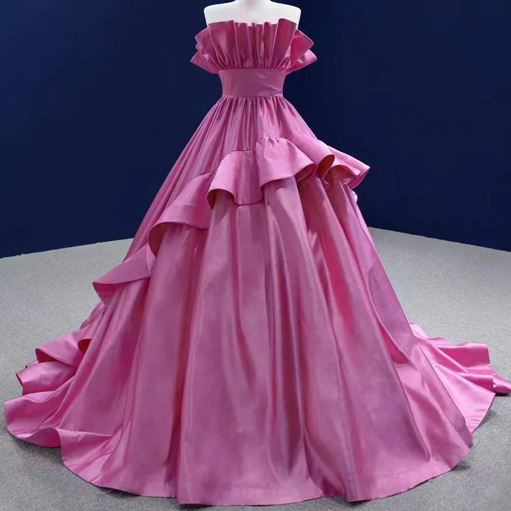 

Розовое вечернее платье без бретелек и рукавов с кружевной шнуровкой на спине, драпировкой и индивидуальным пошивом для женщин. Красивое платье.