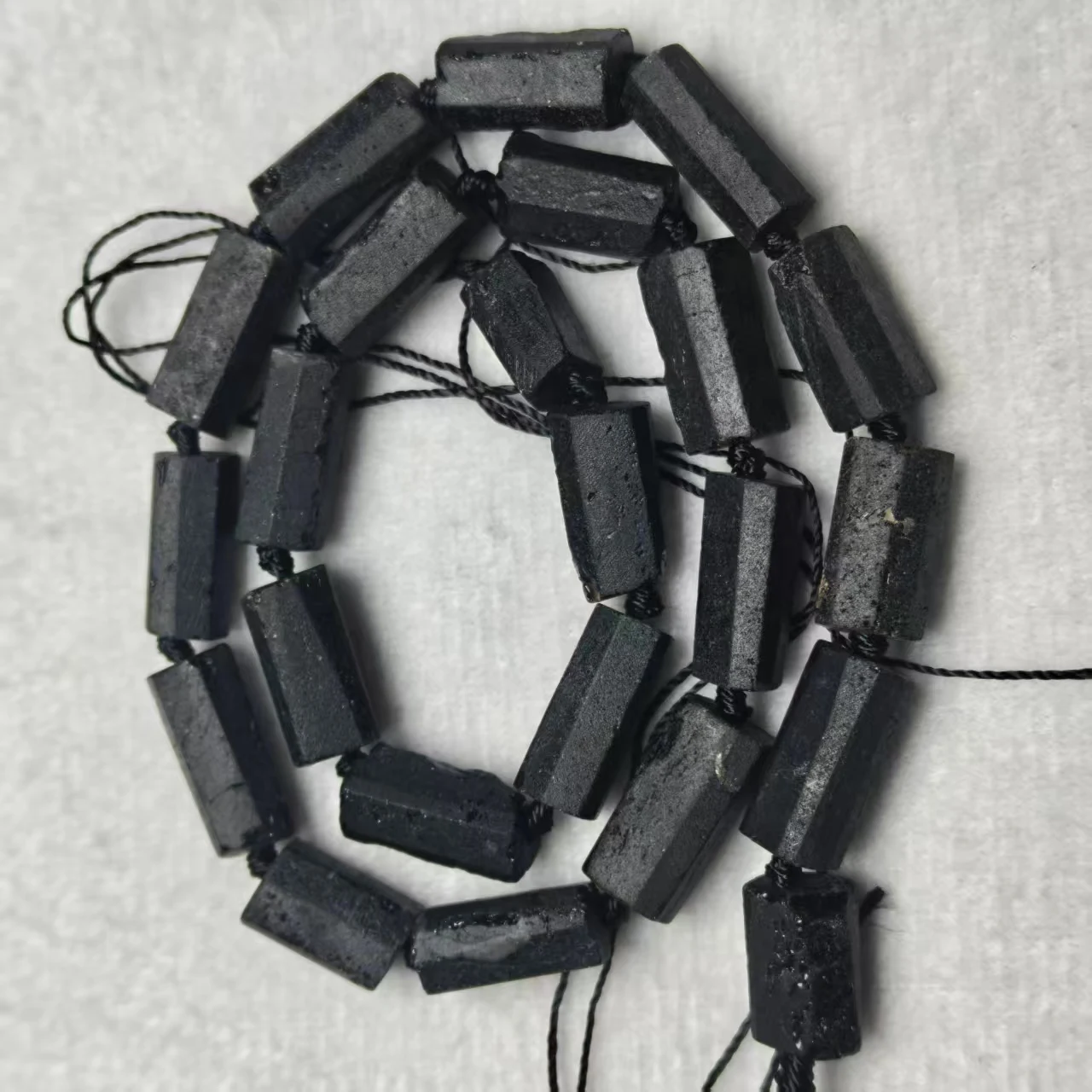 Natürliche Mattschwarze Turmalin-Schleifperlen, Zylindrische Lose Perlen mit Geradem Loch für DIY Armband- und Halskettenzubehör – Detail 5