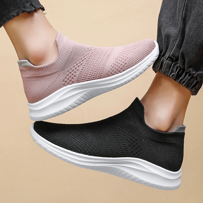 

Couple Style Mesh Shoes Are Fashionable Lightweight Breathable Comfortable They Are Suitable for Men's Running and Daily Wear
