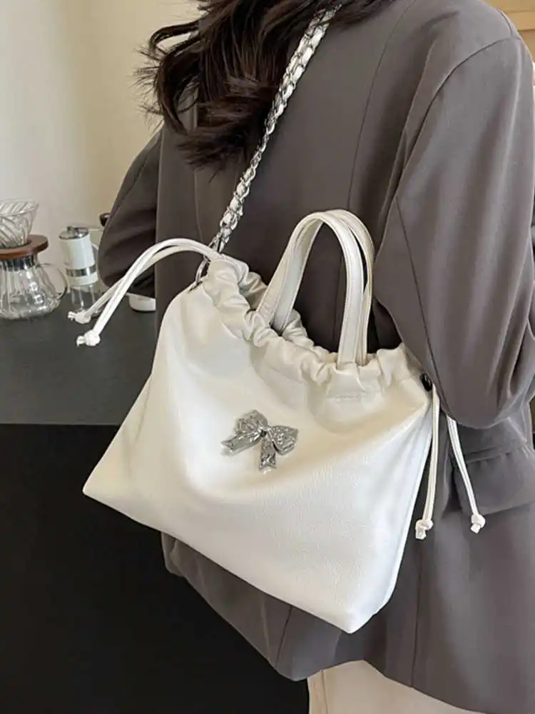 Borse tote da pendolare con coulisse di grande capacità da donna 2025 Nuova borsa a tracolla con catene decorate con fiocco Zaino versatile per studenti universitari