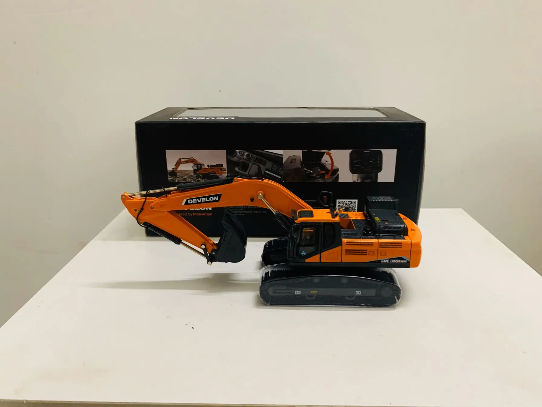 Develon DX380HD Crawler Excavator 1/50 Scale Die-Cast Model Metal Machines New in Original Box