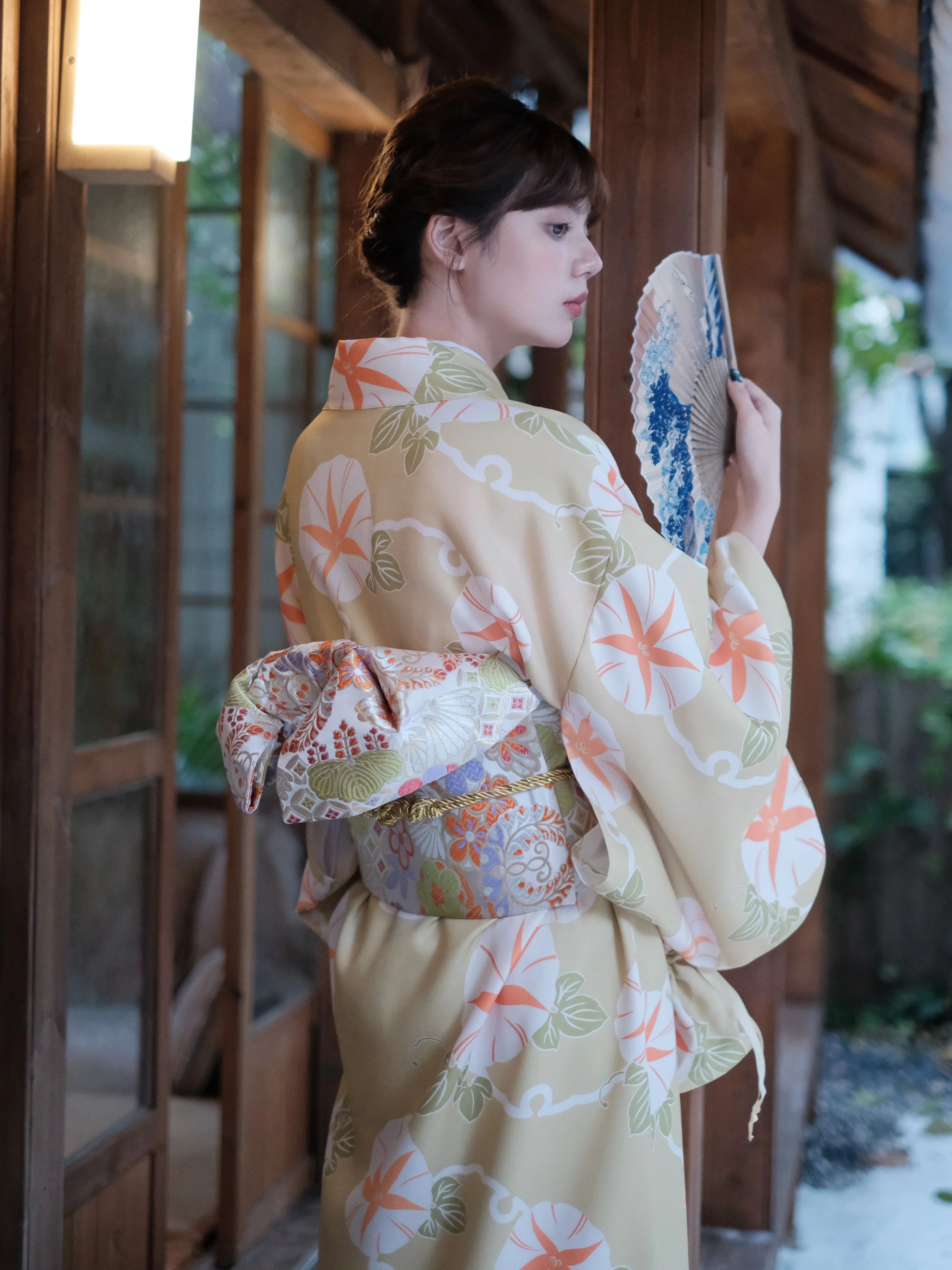 Trąbka kwiatowe nadruki śliczne kobiety japońskie kimono formalne zmodyfikowane Yukata przebranie na karnawał fotografia w stylu vintage sukienka