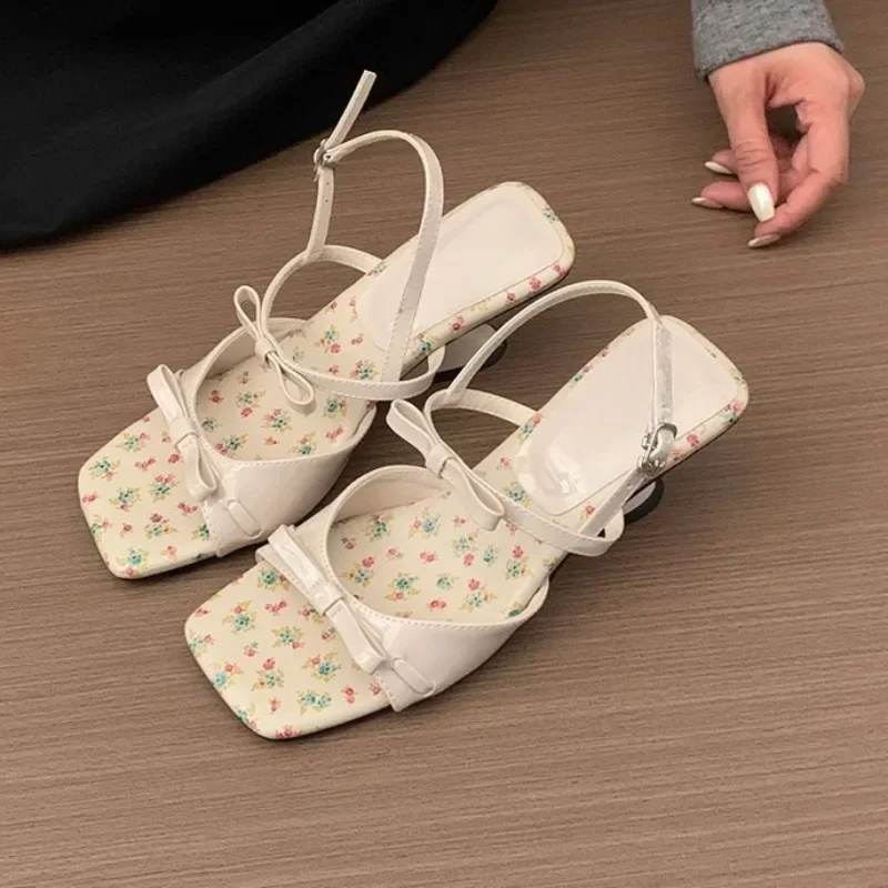 صيف جديد رئيس مربع المفتوحة تو فراشة عقدة المضادة للانزلاق ارتداء كعب أحذية المرأة موضة المنحدر كعب الصنادل