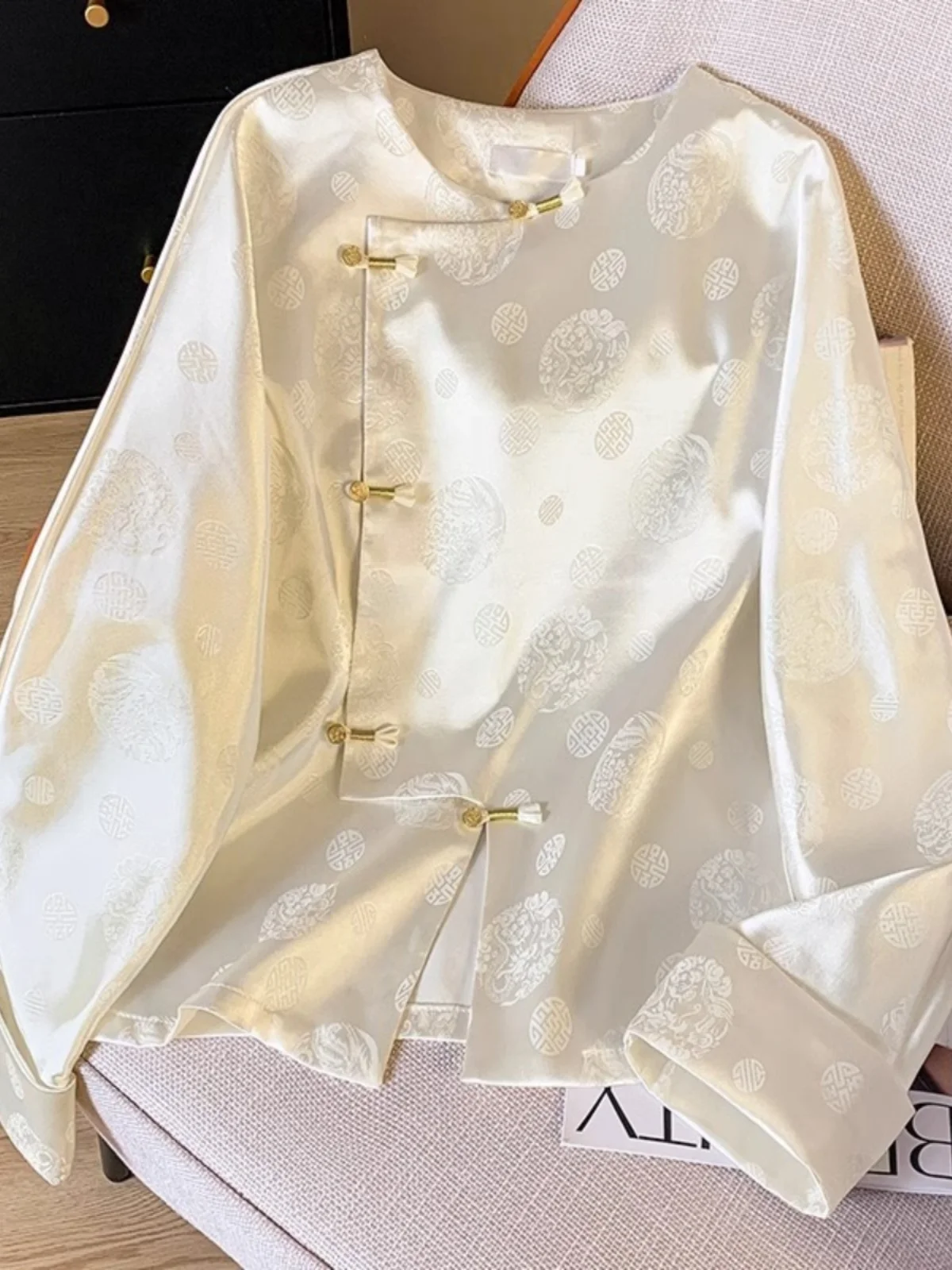 

Новая женская блузка в китайском стиле с цветочной вышивкой, на пуговицах, свободного кроя, модный топ в корейском стиле, с этикеткой, в национальном стиле