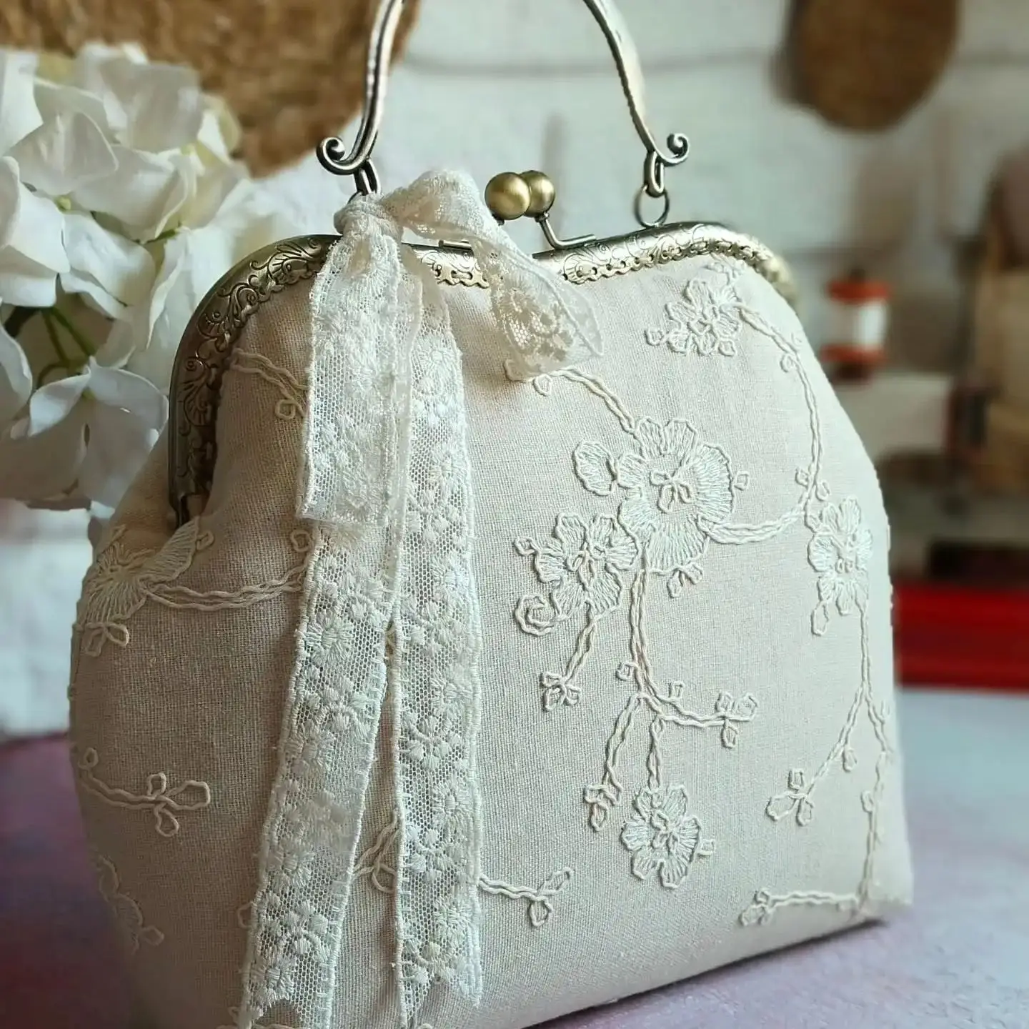 

Lost in Vintage Natural as Linen Lace Bag Soft Raw Fabric Ball Kiss Metal Bags Evening Clutch Frame Big Purse 24x7x27cm