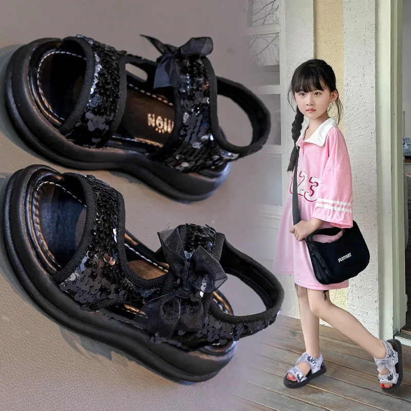 

Детские сандалии, модные сандалии принцессы с блестками для девочек, новинка 2023 года, летняя серебряная детская повседневная пляжная обувь с открытым носком