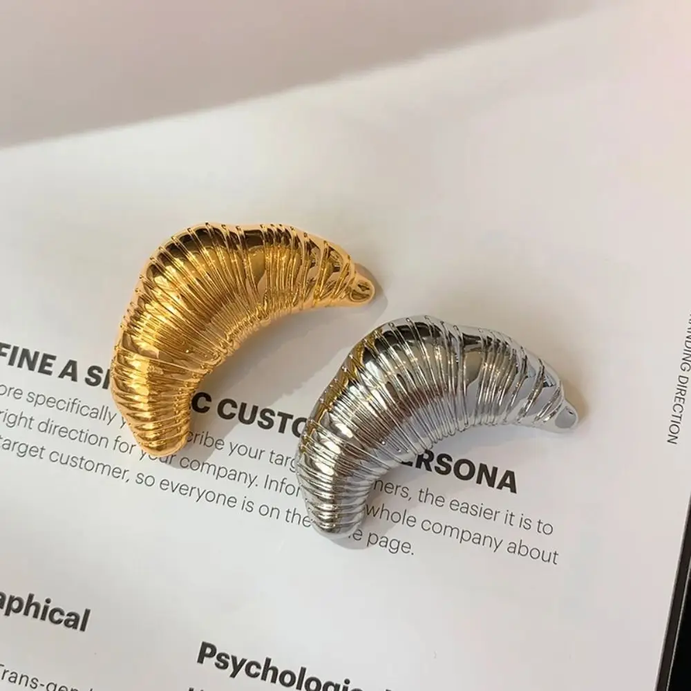 

1PC Luxury Metal Croissant Brooches Gold Silver Korean Food Pins Couple Pins Gifts