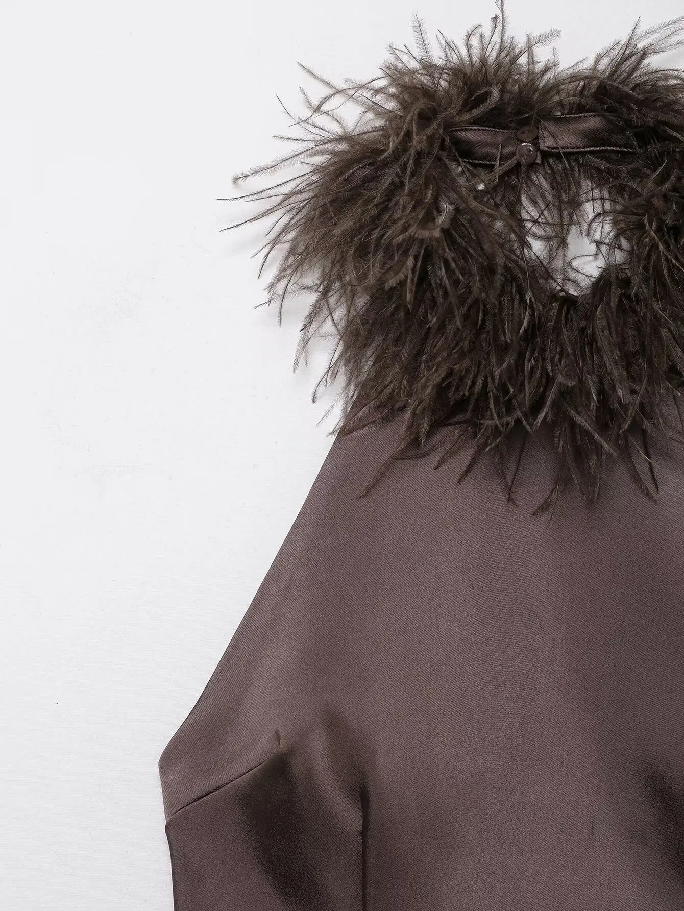 เดรสสั้นคอขนเฟอร์สำหรับผู้หญิง แฟชั่นโชว์หลัง ดีไซน์หรูหรา แต่งขนนก เหมาะสำหรับงานปาร์ตี้