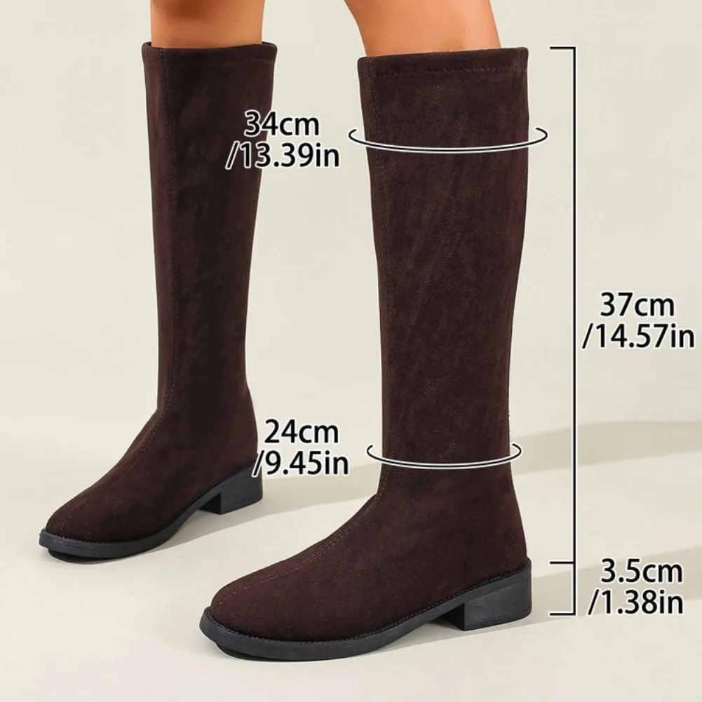 Winterliche Rundzehen-Stiefel aus Wildleder, sexy und bequem, mit niedrigem Absatz, modischer neuer Stil, elegante Modenschau-Ritterstiefel für Damen. – Detail 3