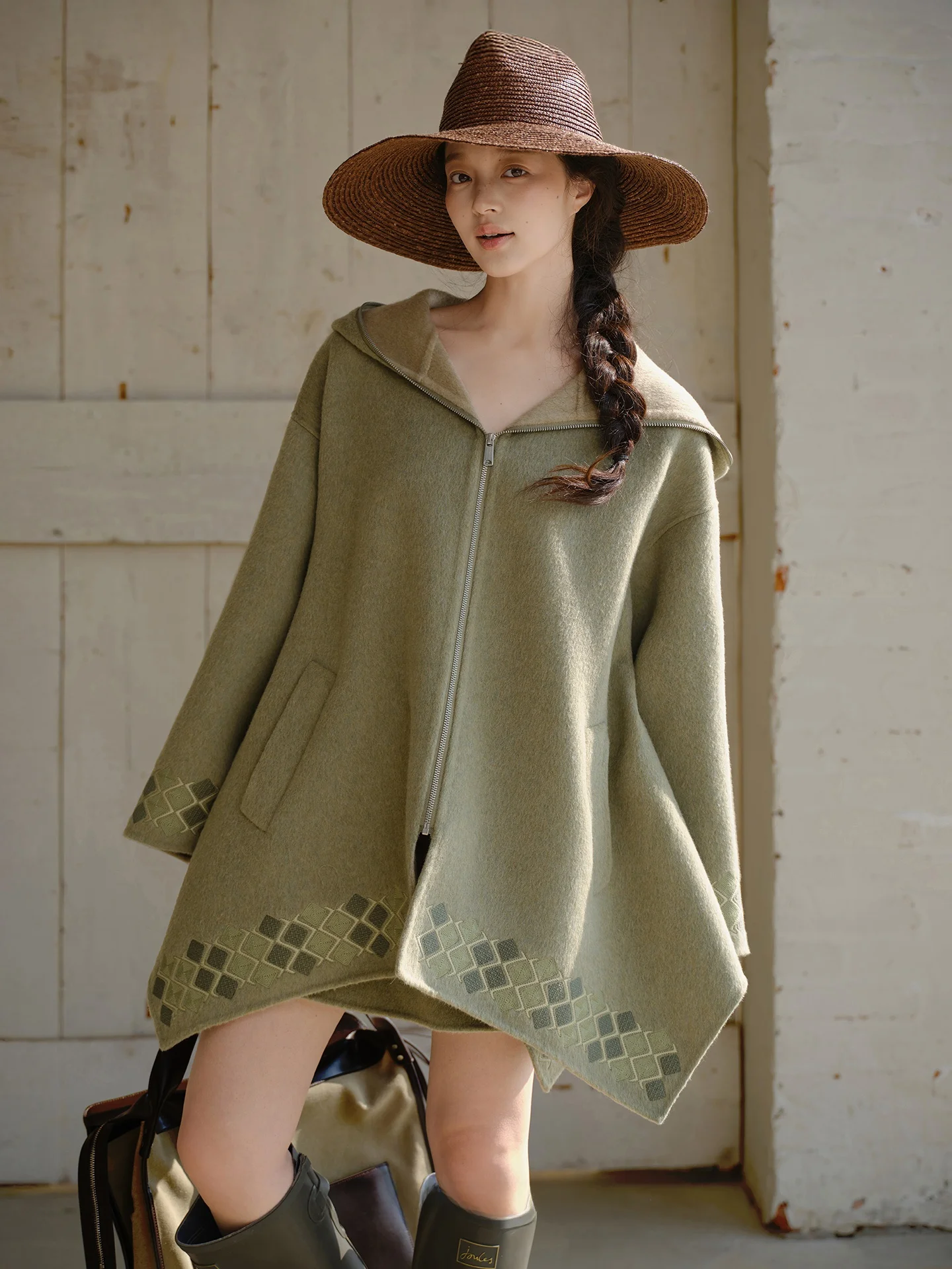 Abrigo de lana de doble cara hecho a mano con bordado geométrico de diamantes, cuello tipo capucha, manga larga, conjunto de moda de invierno para mujer