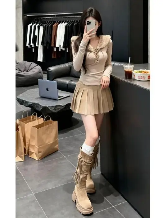 

Стильный женский комплект из двух предметов в стиле Pure Desire для весны и осени: базовая рубашка с меховым воротником на поясе и плиссированная юбка, облегающий крой.