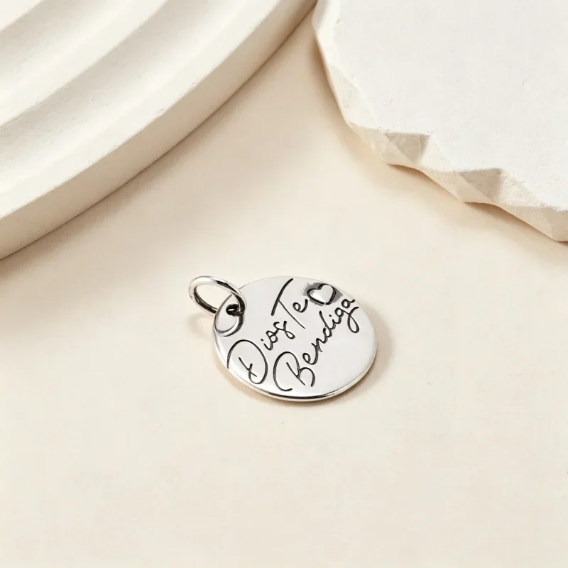 Te Bendiga Spanish Charm Pendant, Silver Plated Round Engraved Religious Bead Charm for Bracelet Necklace DIY Jewelry Making, God Bless You Inscribed Heart Design, Fashion Handmade Accessory, Blessing Gift for Hispanic Latin Family Friends