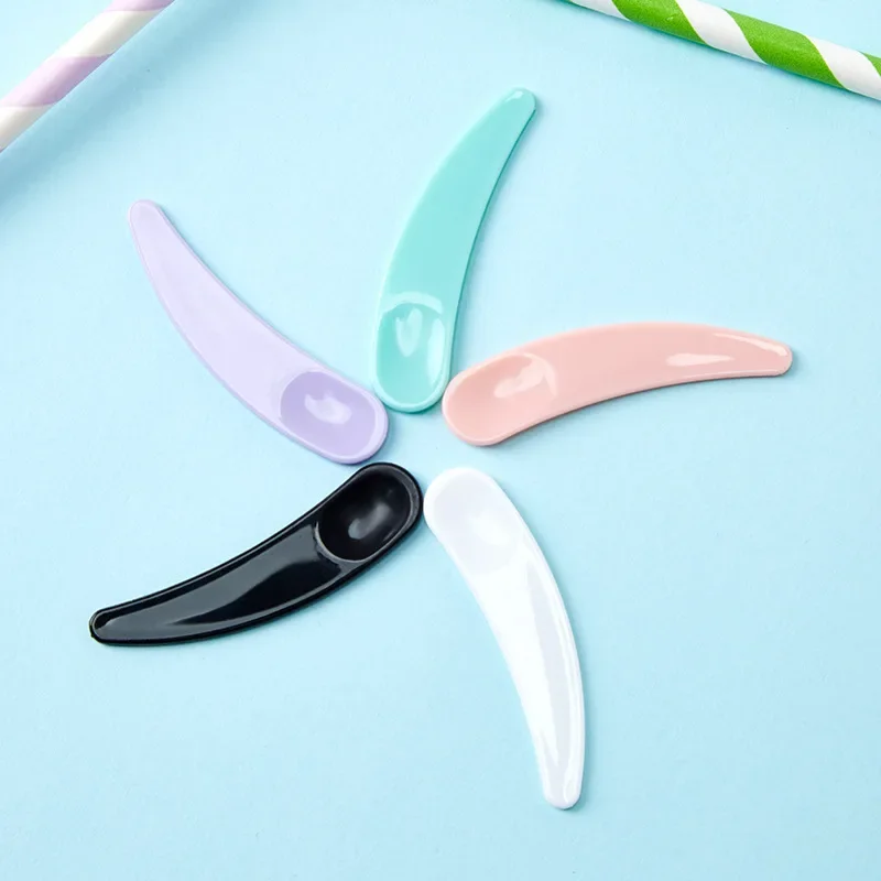 

100pcs/lot Mini Cosmetic Spatula Scoop Disposable Mask White Black Green Purple Plastic Spoon Makeup Tool 5.5cm Small jars Vial