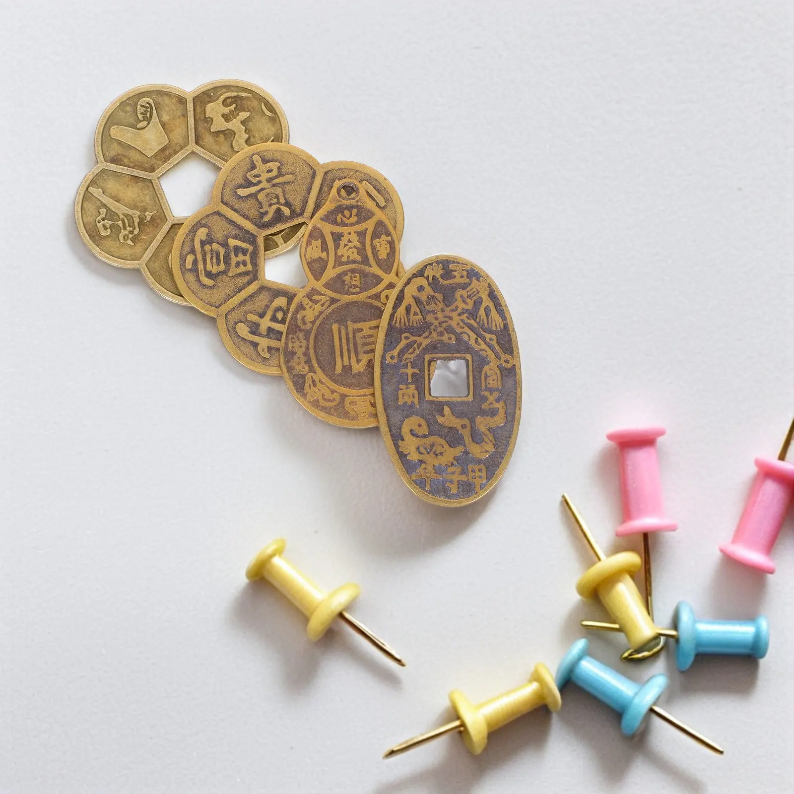 

Набор из 4 монет Фэн-шуй для привлечения удачи, китайские гадальные латунные монеты, многофункциональные декоративные изделия в старинном стиле для предсказаний