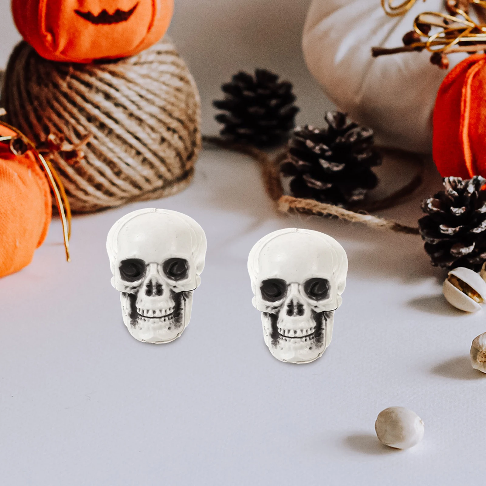 

2 Pcs Mini Skull Props for Halloween Decor Crafts Plastic Heads Home Display Scary Atmosphere Party Horror Night