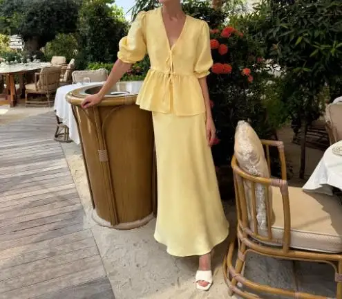 طقم نسائي مكون من قطعتين لصيف 2025 موضة جديدة بأكمام فقاعية ورقبة على شكل حرف v وحزام علوي تنورة عالية الخصر يتم شحنها خلال 48 ساعة