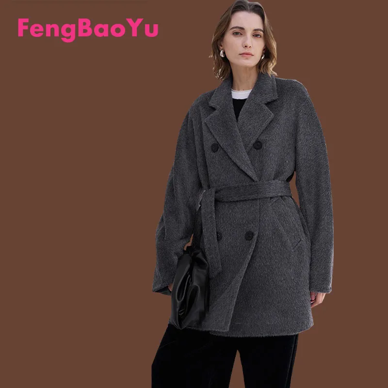 

Женское пальто из меха альпаки. Классическая двубортная элегантная верхняя одежда на зиму, обеспечивающая тепло, комфорт мягкости при открытом воздухе.