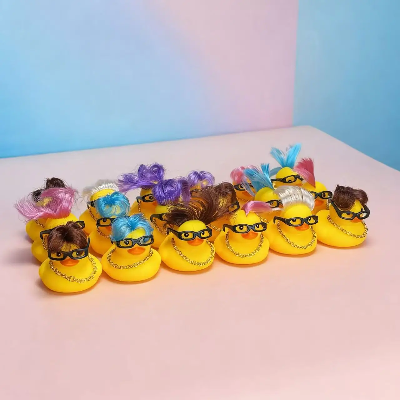 

18 шт. крутой парик-утки в очках и золотых ожерелий, автомобильные украшения, автоукрашения, орнамент приборной панели