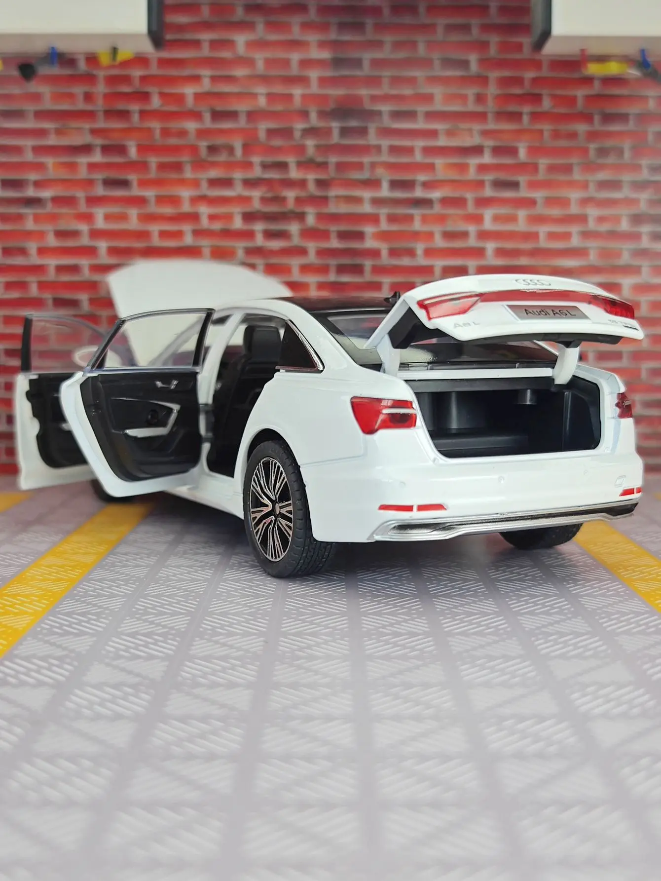 Simulación 1:24, adorno de modelo de coche de aleación Audi A6L, puertas y capó de motor, el maletero se puede abrir, decoración de regalos con sonido y luz