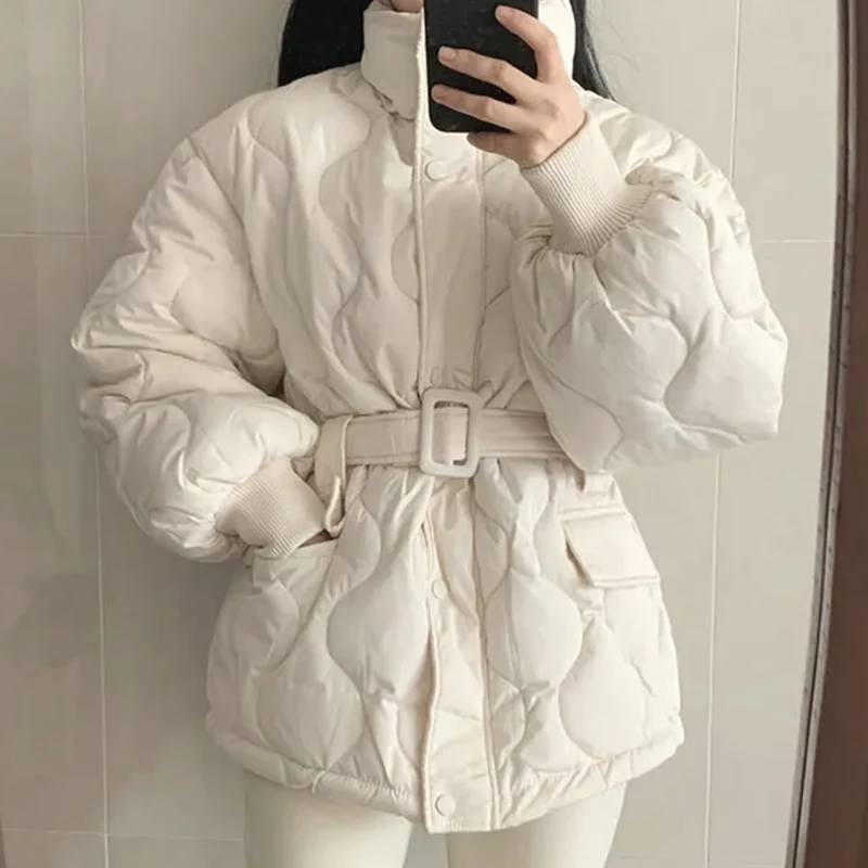 Elegancka jesienno-zimowa bawełniana kurtka damska, długa, z paskiem w talii, stójką, teksturowana, modna odzież wierzchnia...