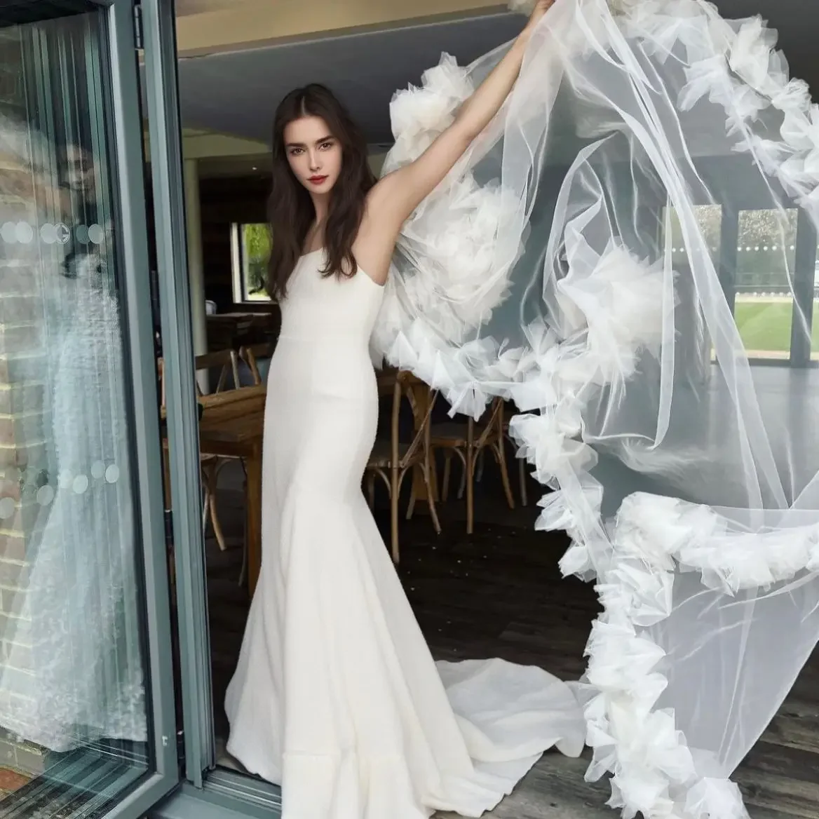 

Long Bridal Veils 2 Tier Wedding Veil Drop Style 3D Flower Trimmed Blusher Veil Cathedral Length Soft Tulle Bride Accessory
