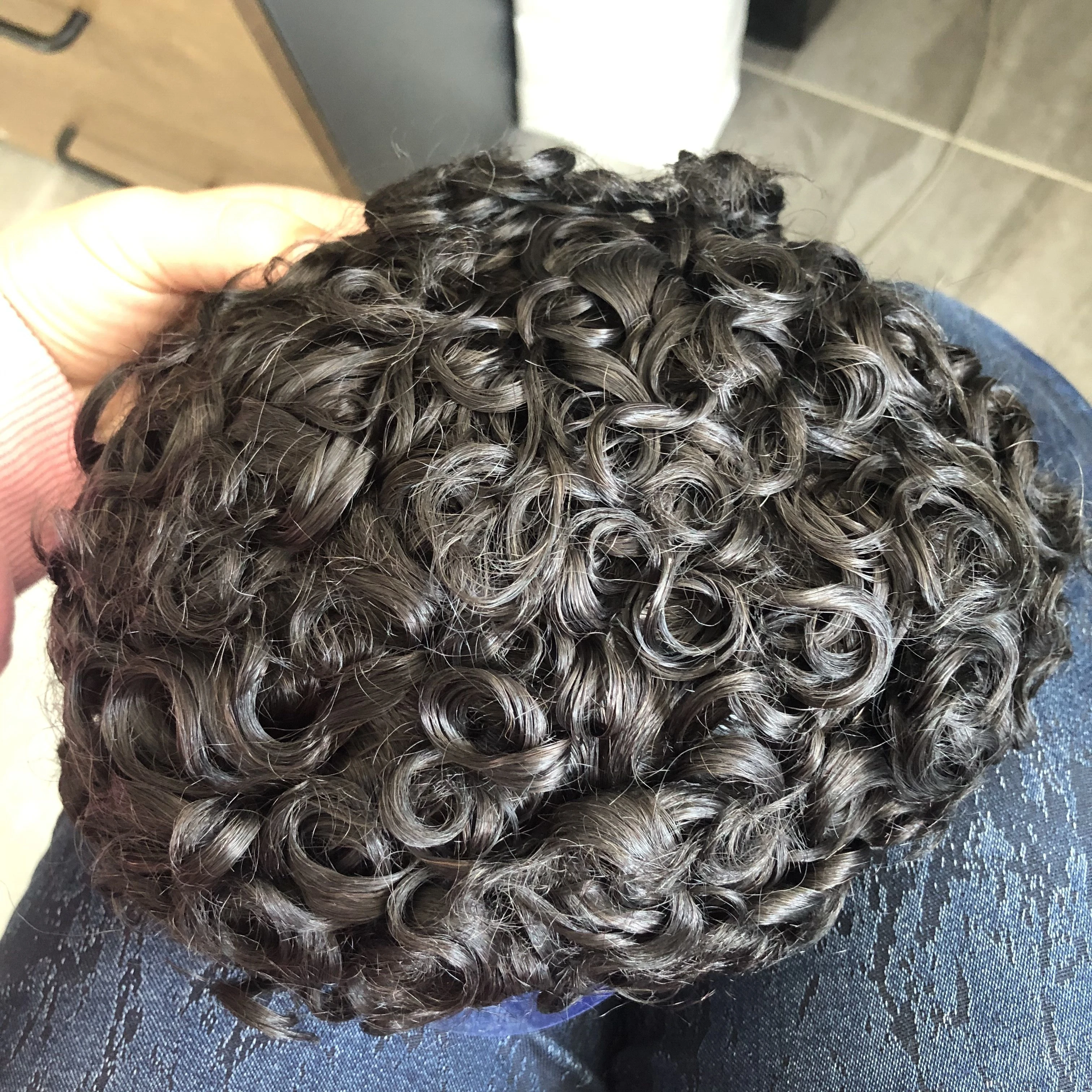 Herren-Toupet aus Echthaar, 20 mm, lockig, dünne PU-Haut, männliche Haarprothese, indisches Remy-Haarsystem, natürlicher Haaransatz, Herrenperücke – Detail 8