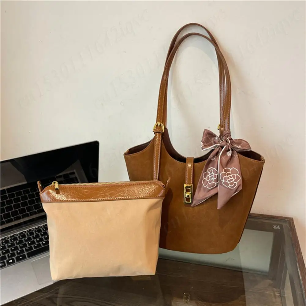 Women Suede Shoulder Bag Tote Bag Large Capacity Bucket Bag Trendy Retro Handbag Adjustable Strap Satchel Bag for Commuting Bag