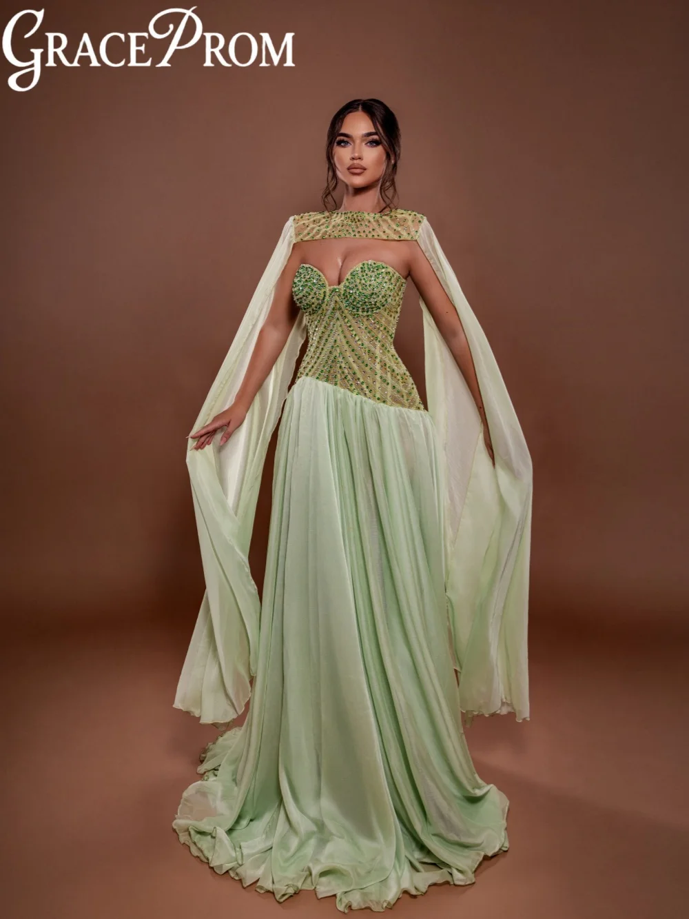Lichtgroene avondjurk met kralen en cape Vloerlengte Sweetheart Hals Bruiloftsjurk Op maat gemaakte glamoureuze banketjurken