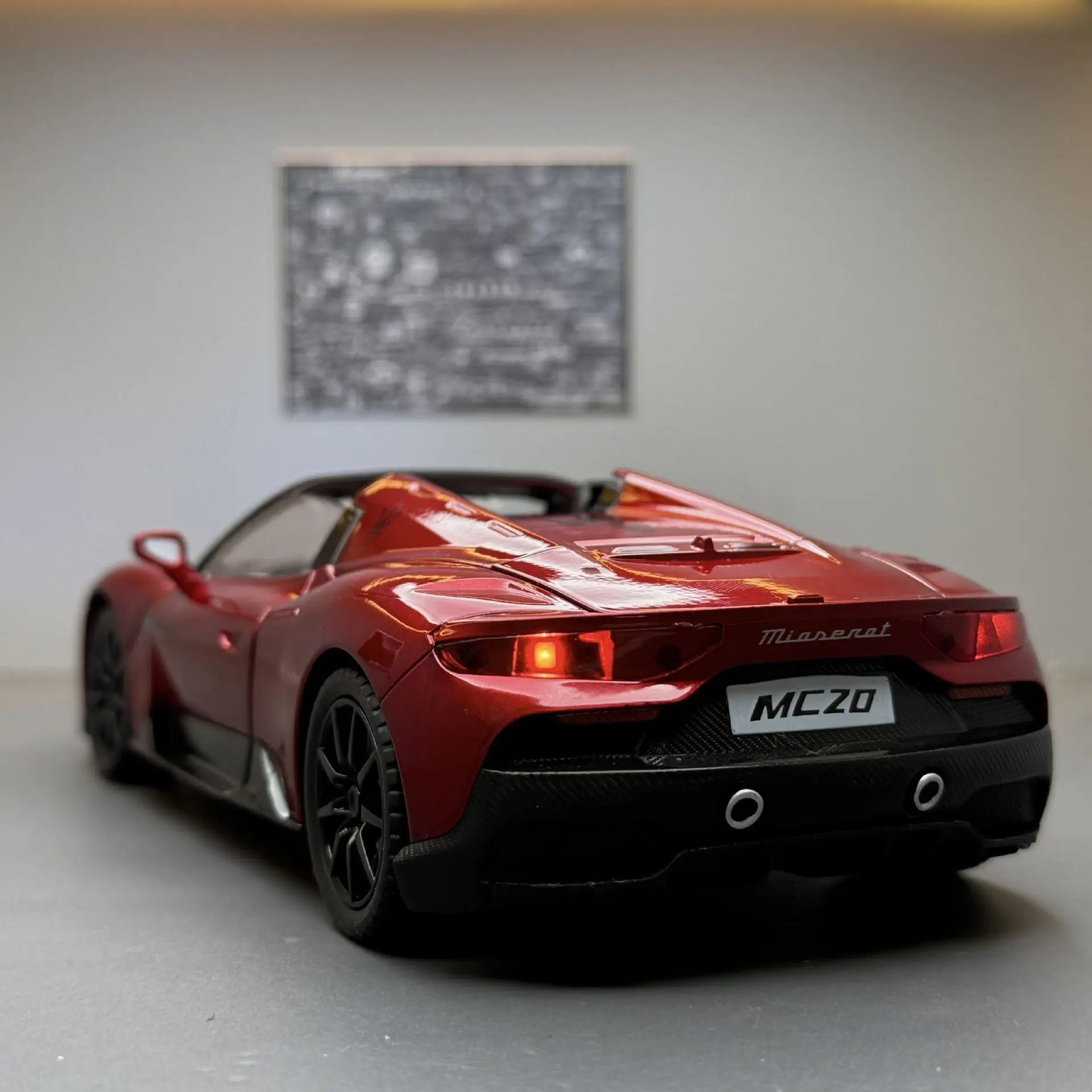 1:24 Maserati MC20 Sportwagen Legierung Diecast Car Modell Sound und Licht Zurückziehen Kinderspielzeug Sammlerstücke Geburtstagsgeschenk