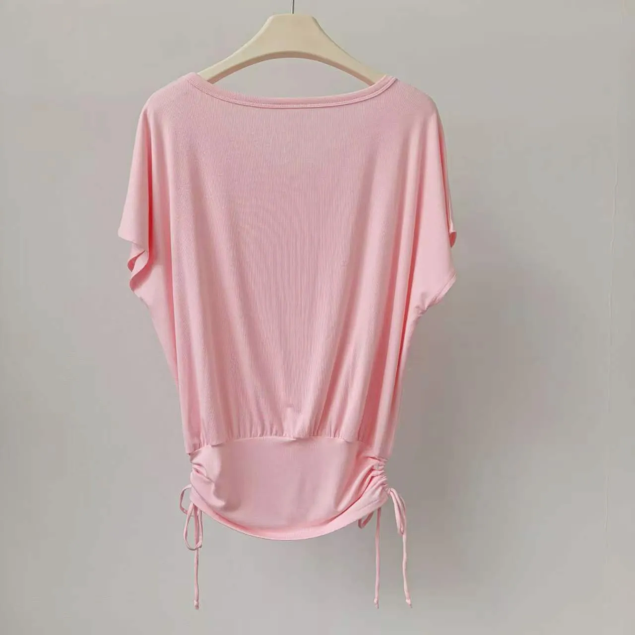 Atmungsaktives, schnelltrocknendes Yoga-Top für Damen mit V-Ausschnitt, kurzen Ärmeln, schlankmachendem Fledermausärmel, für Pilates, Fitness, Training und Sport. – Detail 4