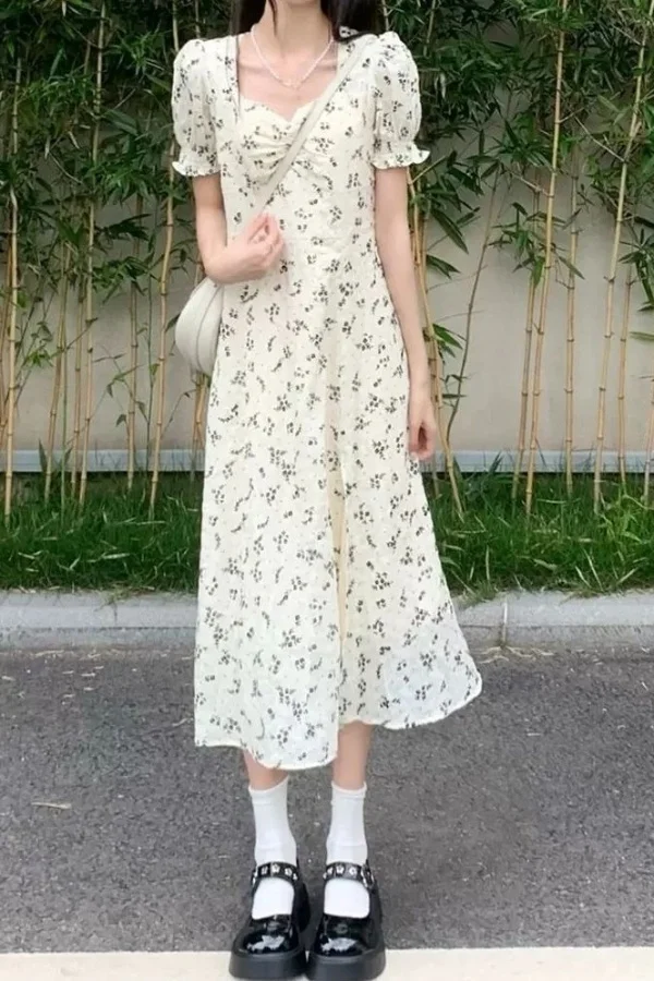 שמלת פרחים בסגנון עדין וריחני עם שסע במותן, שרוולים קצרים, חצאית תה יפנית ארוכה ומיוחדת