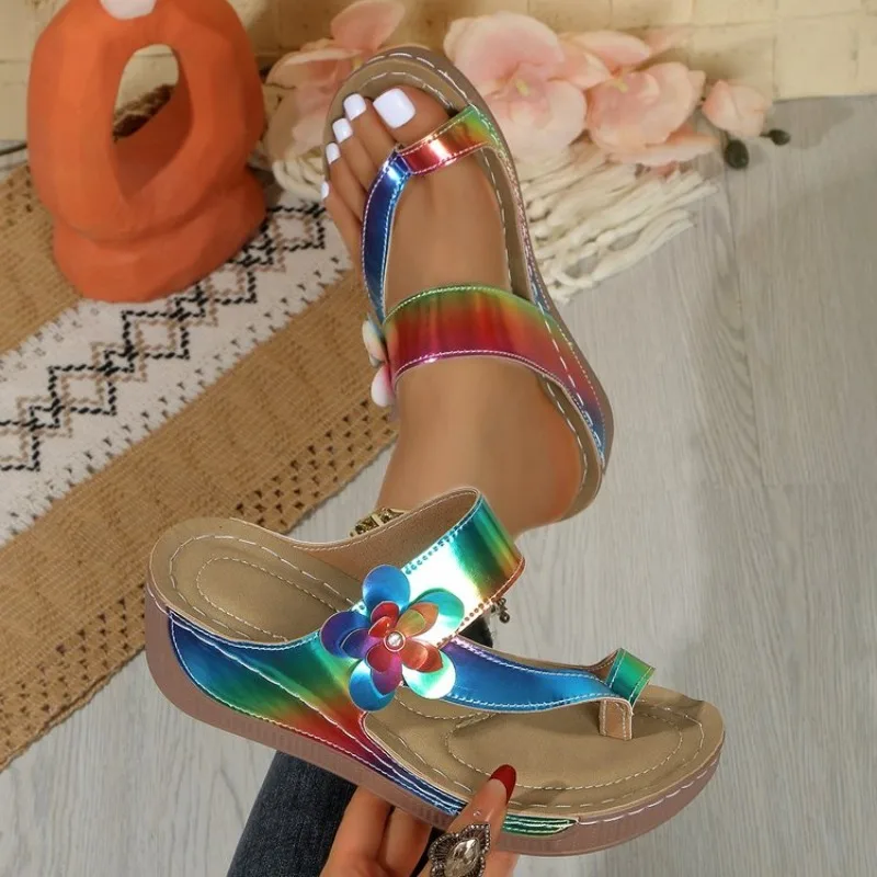 Sandalias de plataforma con decoración floral para mujer, estilo casual, para playa y exteriores, con punta redonda y costuras, verano 2026