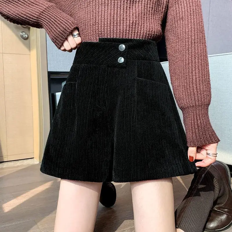 

Black shorts women's autumn and winter new corduroy pants with high waist and slim fashion design with boots and sweatpants.