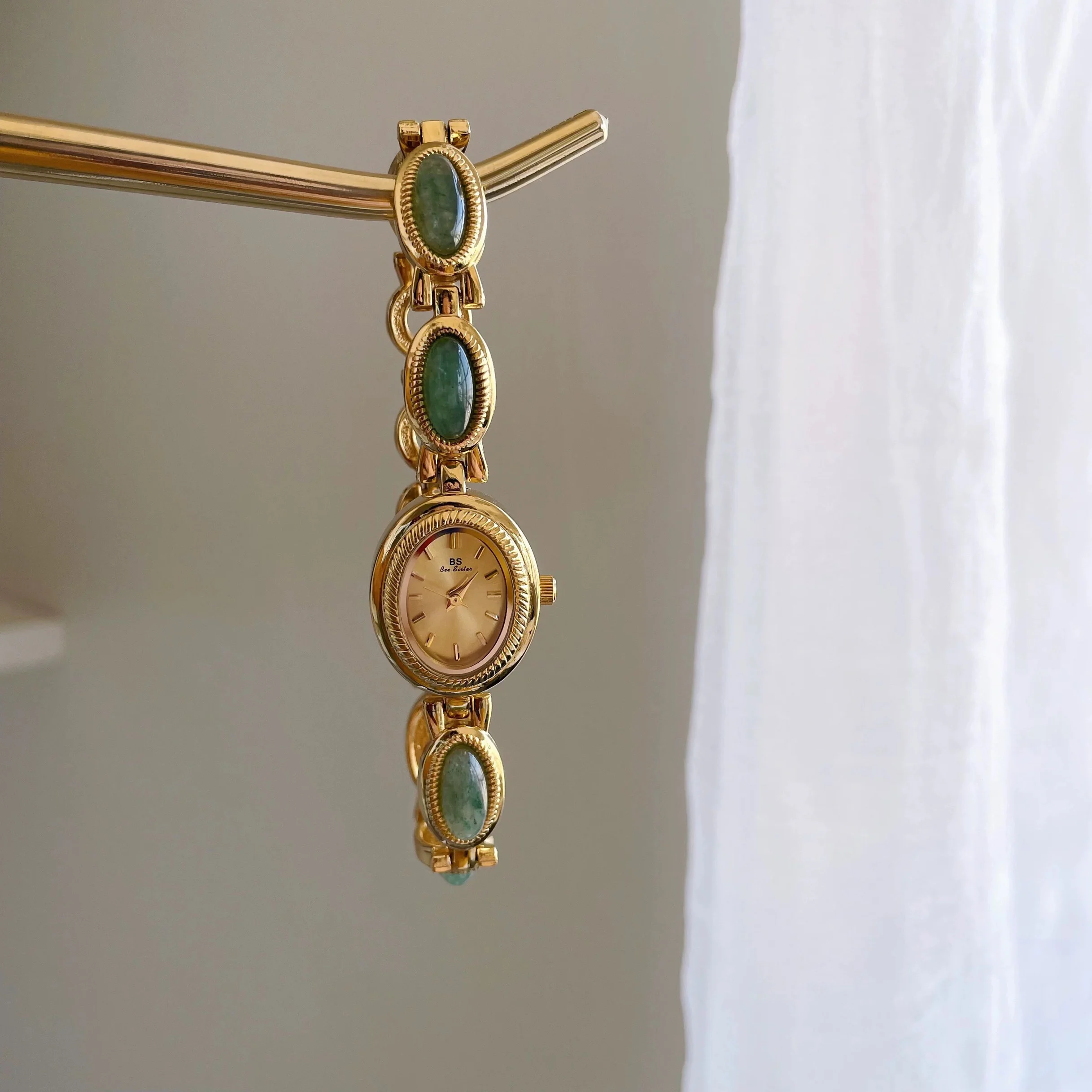 

Retro-style bracelet watch for women, simple and elegant oval dial quartz watch, suitable for students and ladies as a gift.