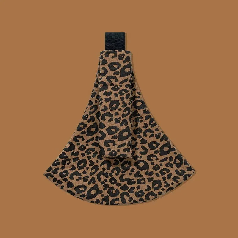 เป้อุ้มเด็กแบบสะพายลายเสือดาว สำหรับพกพาสะดวก ใช้งานง่าย แบบอุ้มด้านหน้า พร้อมผ้าคลุมหลัง