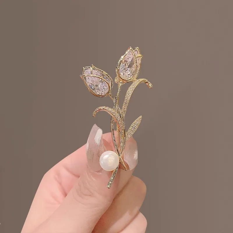 Luxury Zircon Tulip Flower Pearl Brooches for Women Pink Crystal Floral Leaf Lapel Pins Banquet Patry Clothes Corsage Jewelry