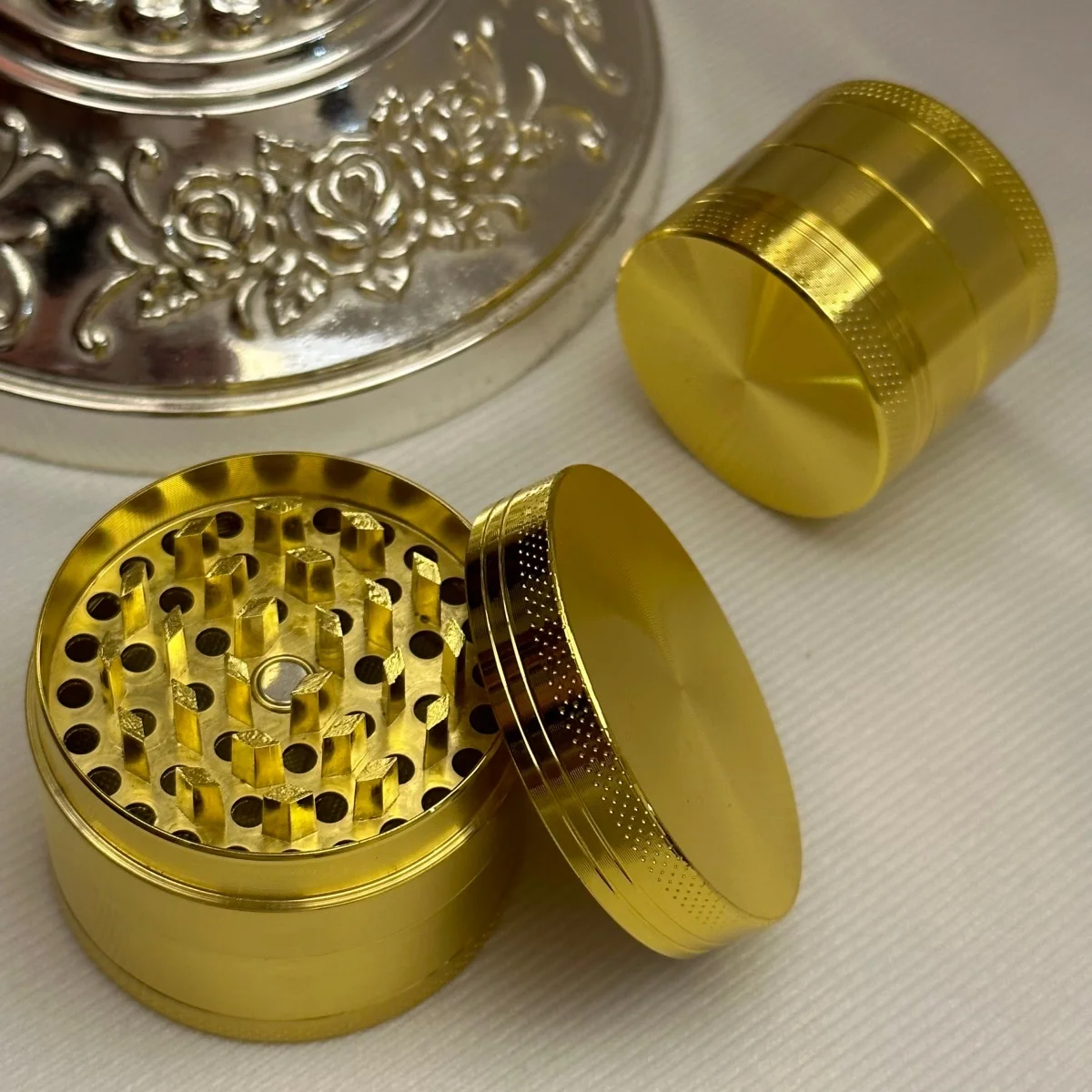 

1,4/1,8 дюйма золотой лазер, 4-слойная мельница для трав, ванильная дробилка из цинкового сплава, металлический резак для сырой, ручная шлифовальная машина, инструмент для курения травы, подарок