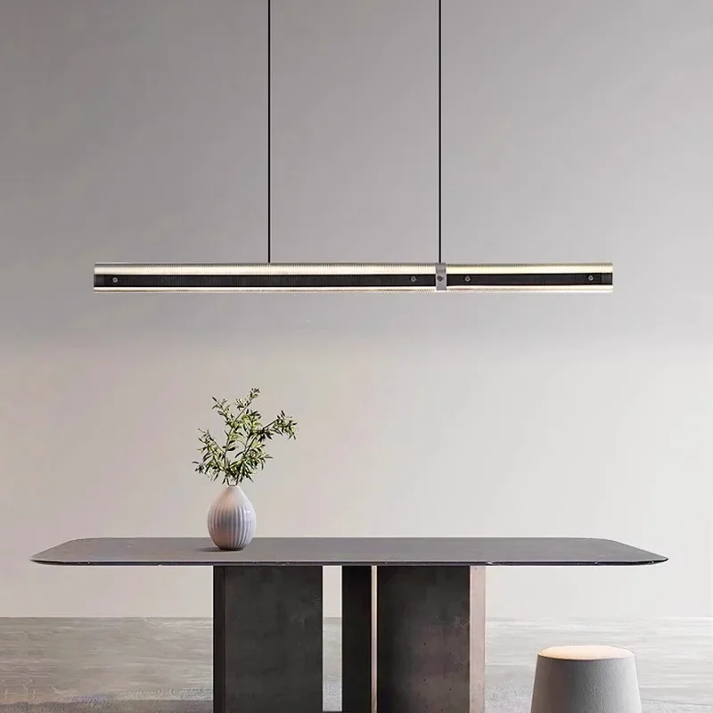 一言で言うと、イタリア製の長方形ダイニングテーブル用シャンデリア、ライトラグジュアリー、ミニマリスト、モデルルーム、展示ホール、ホテルのフロントデスクに最適です。