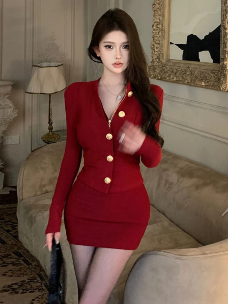 

French Temperament Fashion Gold Buckle Round Neck Long Sleeve Female Autumn And Winter Short Top High Waist Skirt Two-piece
