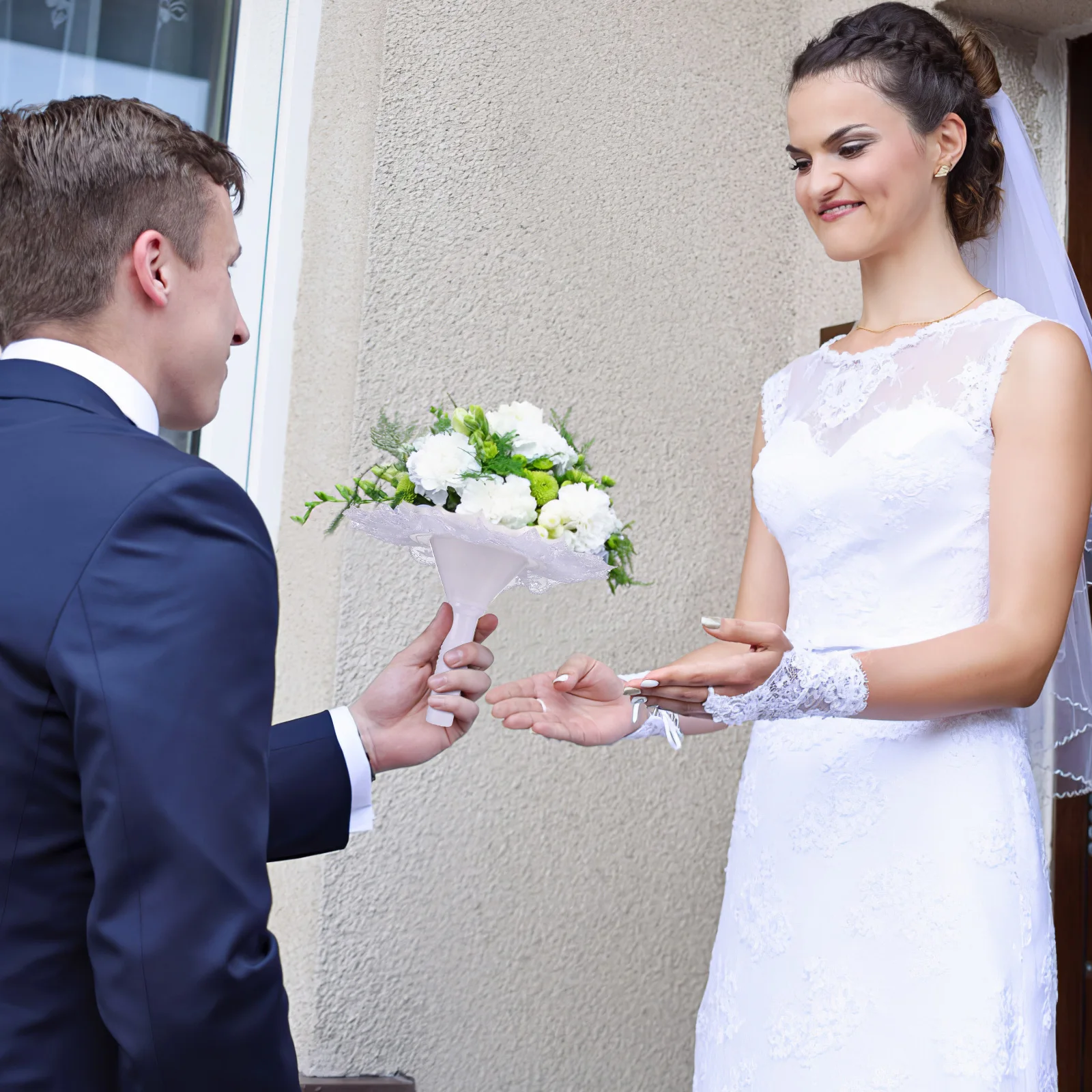

15cm White Lace Hemispherical Bouquet Holder Wedding Bridal Artificial Foam Handle Decorations Premium Materials