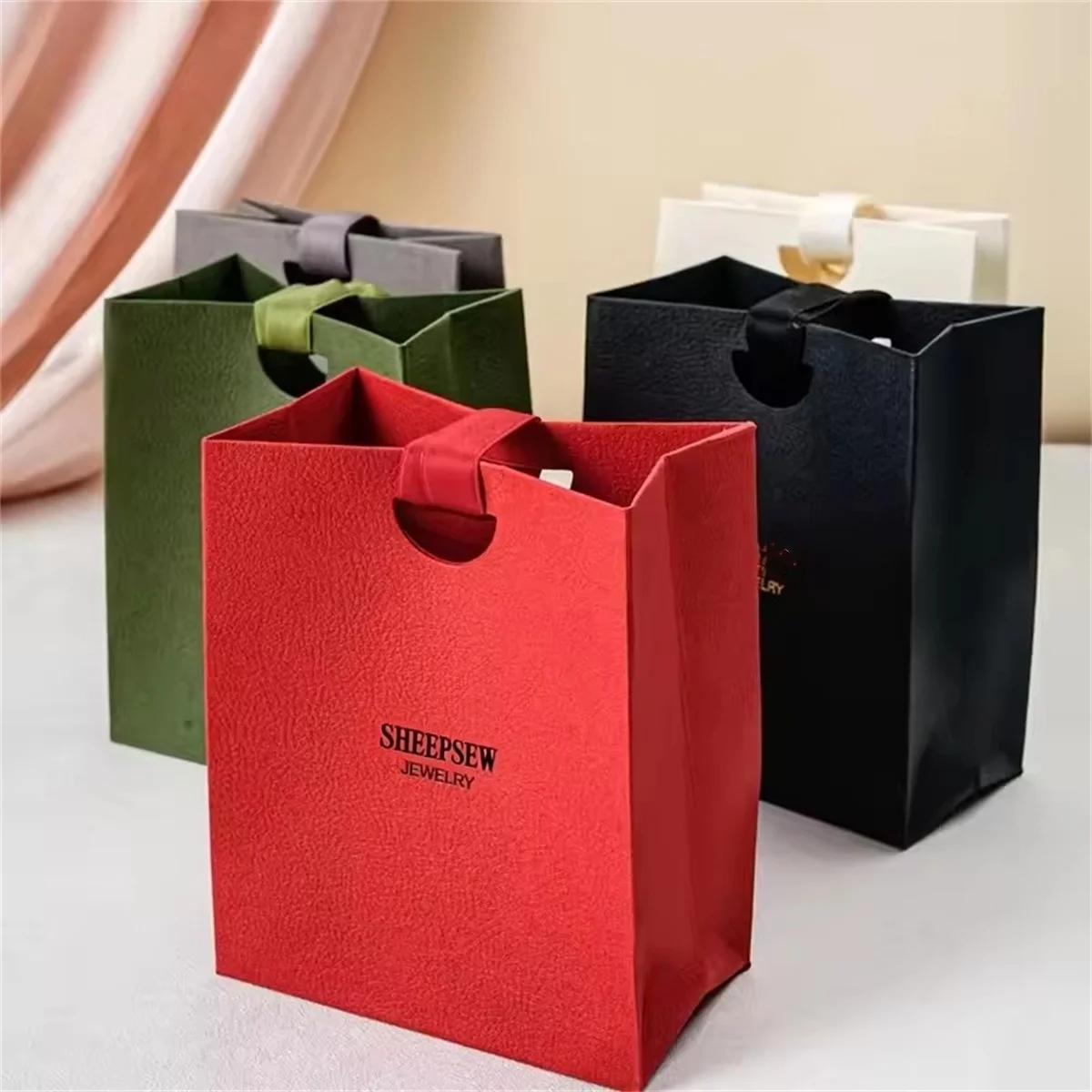 

SHEEPSEW Роскошные бумажные подарочные пакеты по индивидуальному заказу с логотипом, модные бумажные пакеты для производителя индивидуальной упаковки