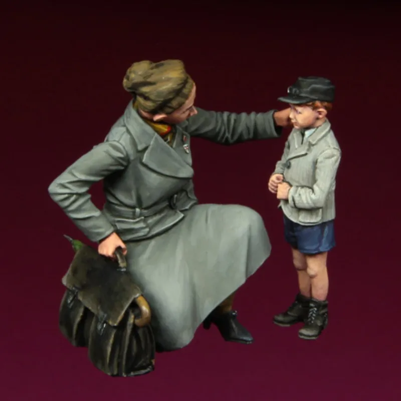 1/35 scale resin body model assembly kit A Woman and a Boy Europe Historical Hobby Miniature Unassembled and Unpainted 818-1